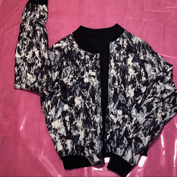 REVERSABLE NIKE ATHLETIC JACKET - Picture 6 of 9